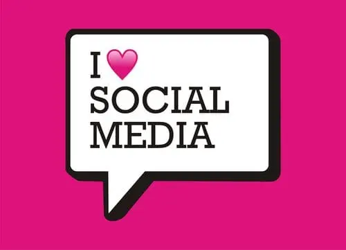 Pink speech bubble with “I love social media” text