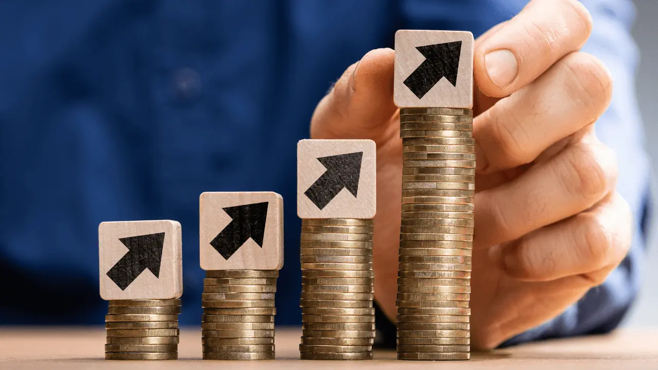 A stack of coins and arrows pointing from low to high