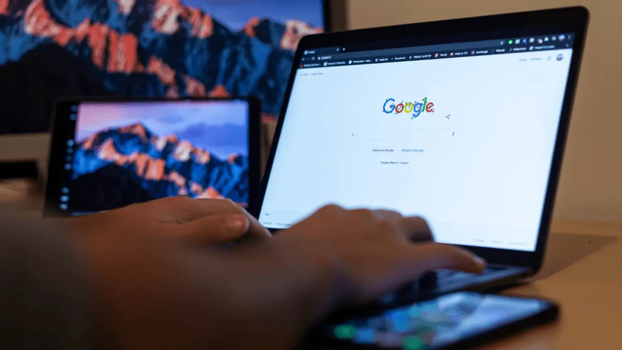 What is the difference between google ads and seo